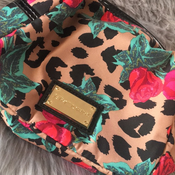 Pretty floral Betsey Johnson cosmetic bag - Picture 3 of 4